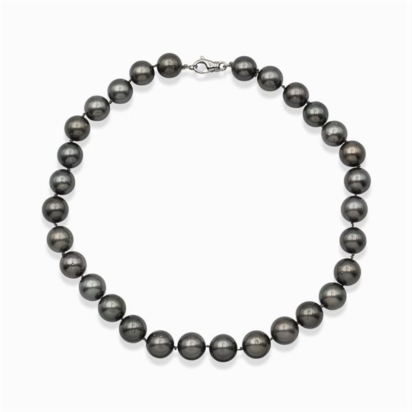 One strand of Tahiti pearls necklace