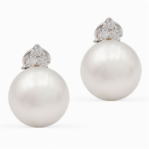 18kt white gold and two South Sea pearls earrings