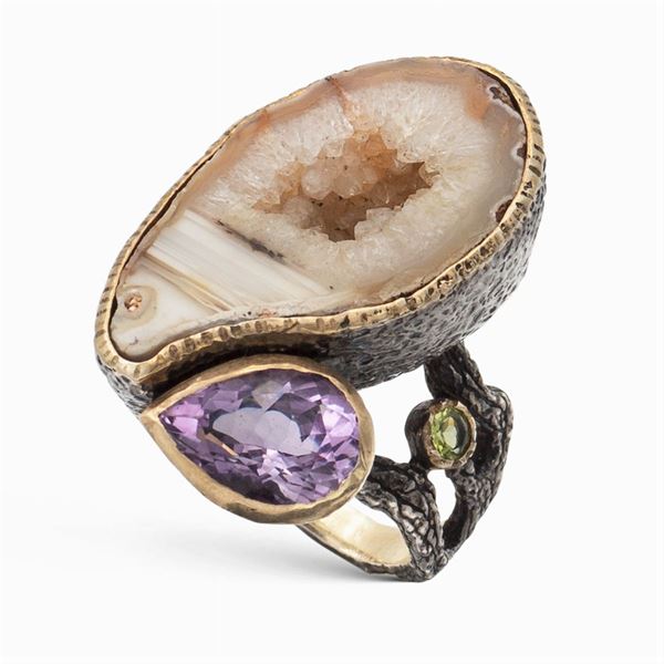 Yellow gold and silver sculpture ring with natural agate