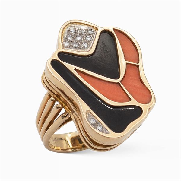 18kt yelllow gold, coral and black onyx ring