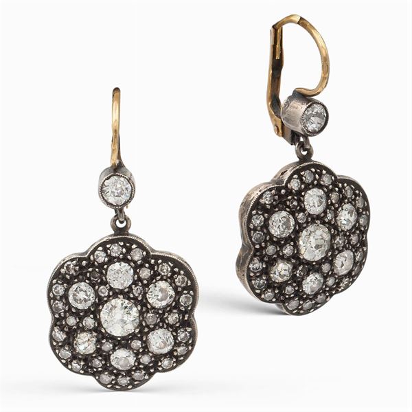 Orecchini a monachina in oro giallo e argento con rose di diamante