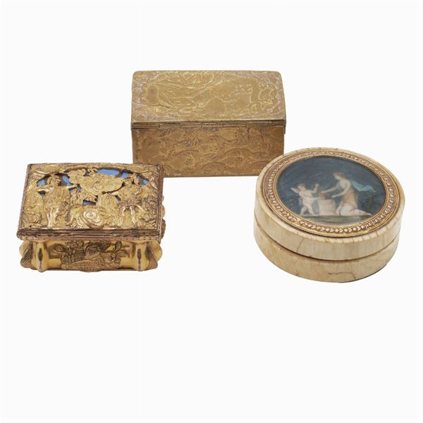 Gruppo di scatole in rame dorato, osso e bronzo (3)