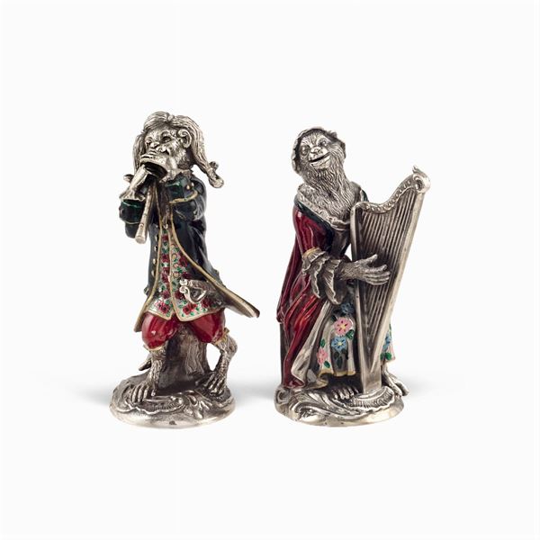Coppia di sculture in argento e smalto policromo