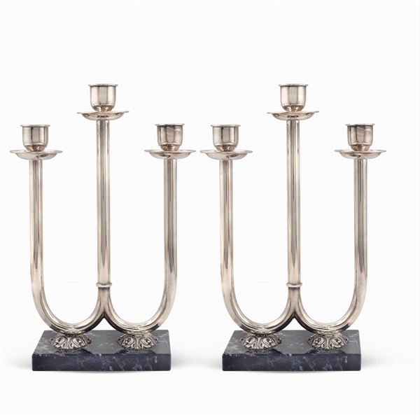 Coppia di candelabri in argento a tre fiamme  (Italia, XX Sec.)  - Asta ARGENTI E L'ARTE DELLA TAVOLA - Colasanti Casa d'Aste