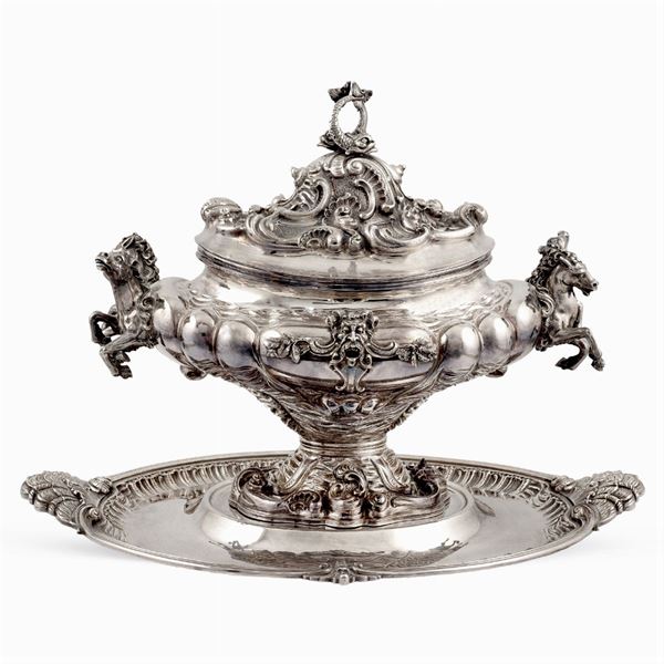 Important silver soup tureen with presentoire  (Italy, 20th century)  - Auction FINE SILVER AND THE ART OF THE TABLE - Colasanti Casa d'Aste