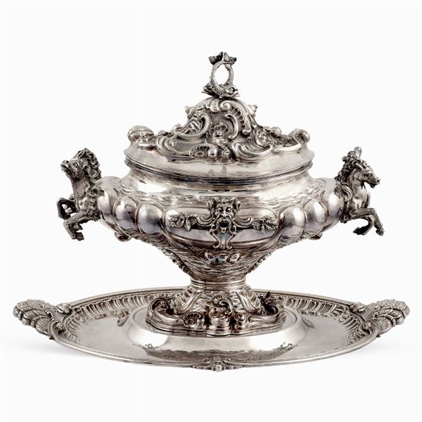 Importante zuppiera in argento con presentoire