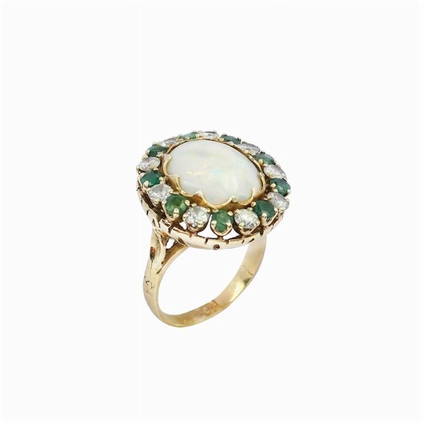 Anello in oro giallo 14kt con opale arlecchino, brillanti e smeraldi