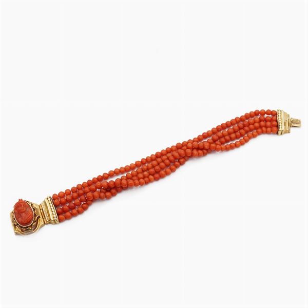 18kt yellow gold and red coral bracelet