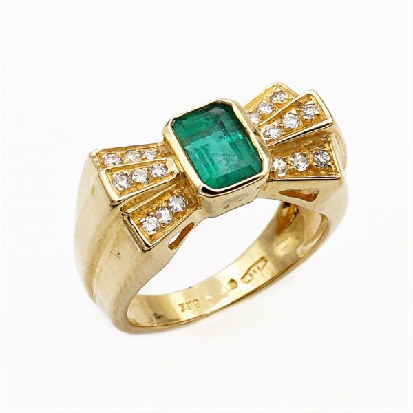 Anello a fiocco in oro giallo 18kt con smeraldo