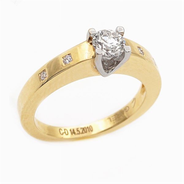 Anello solitario in oro giallo 18kt con un diamante