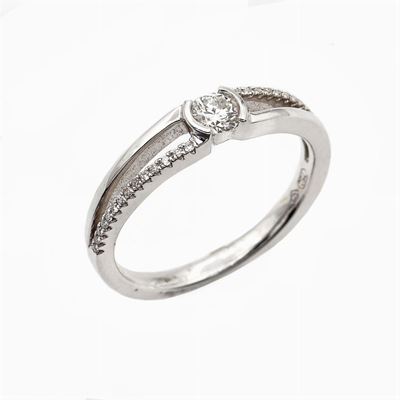 Anello Solitario in Oro Bianco 18kt con un Diamante