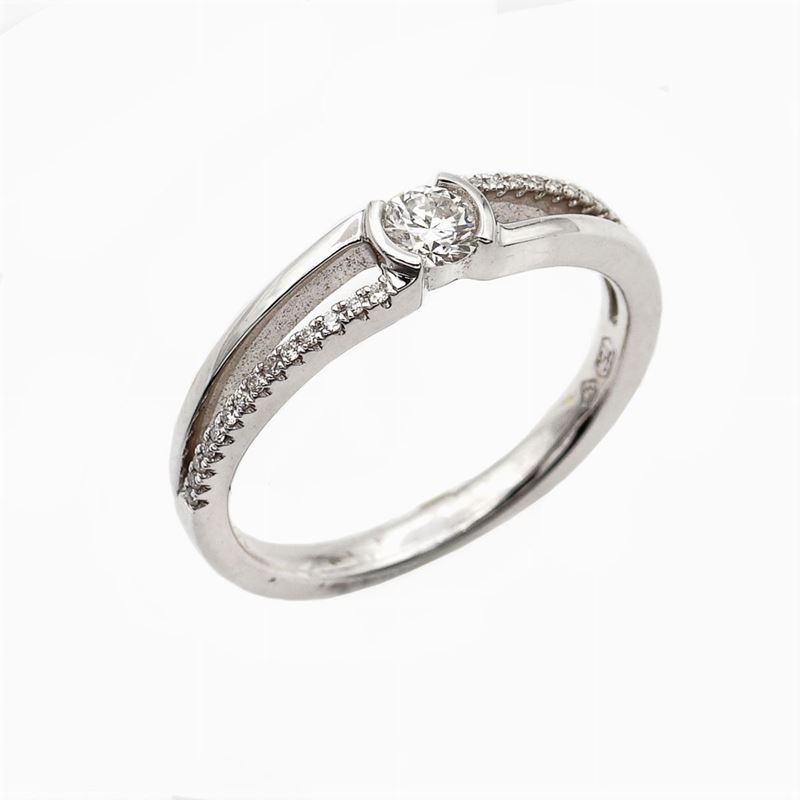 Anello Solitario in Oro Bianco 18kt con un Diamante