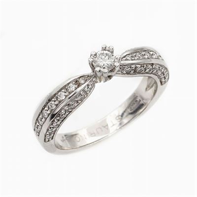 Anello Solitario in Oro Bianco 18kt con un Diamante