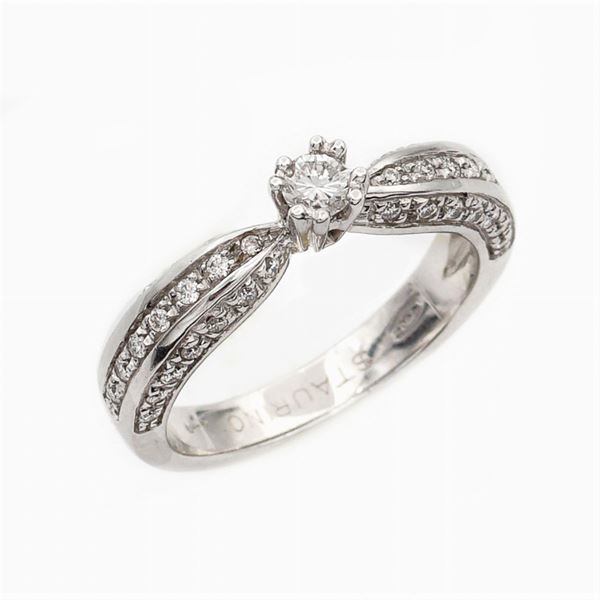 18kt white gold solitaire ring with a diamond