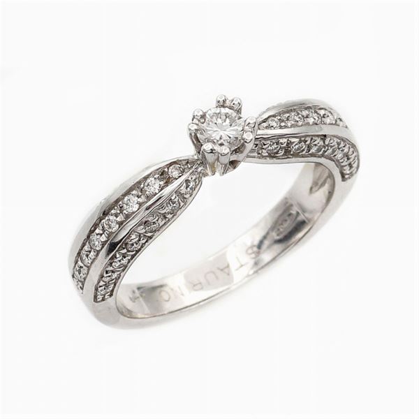 Anello solitario in oro bianco 18kt con un diamante