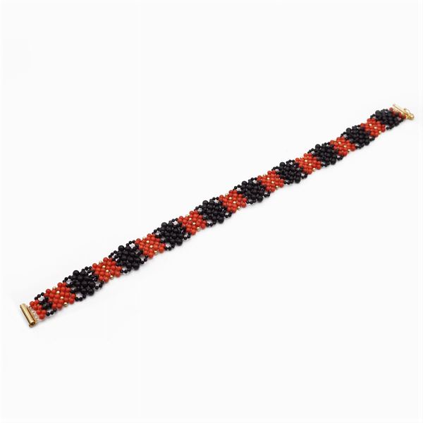 Choker in oro giallo 18kt corallo e onice nero