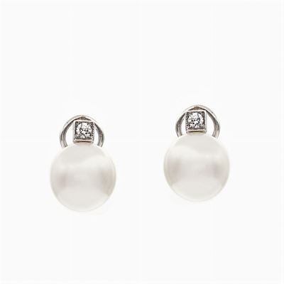 Orecchini a Lobo in Oro Bianco 18kt con Due Perle Australiane