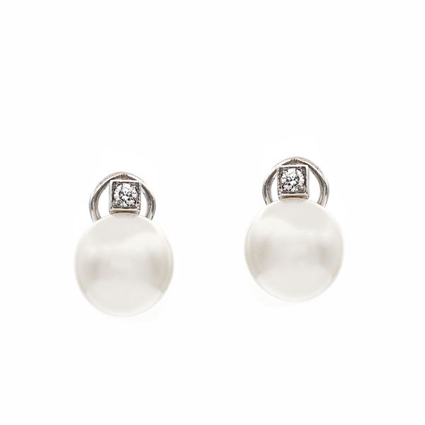 18kt white gold lobe earrings with two australian pearls