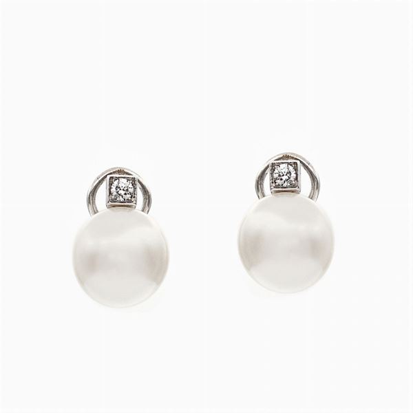 Orecchini a lobo in oro bianco 18kt con due perle Australiane