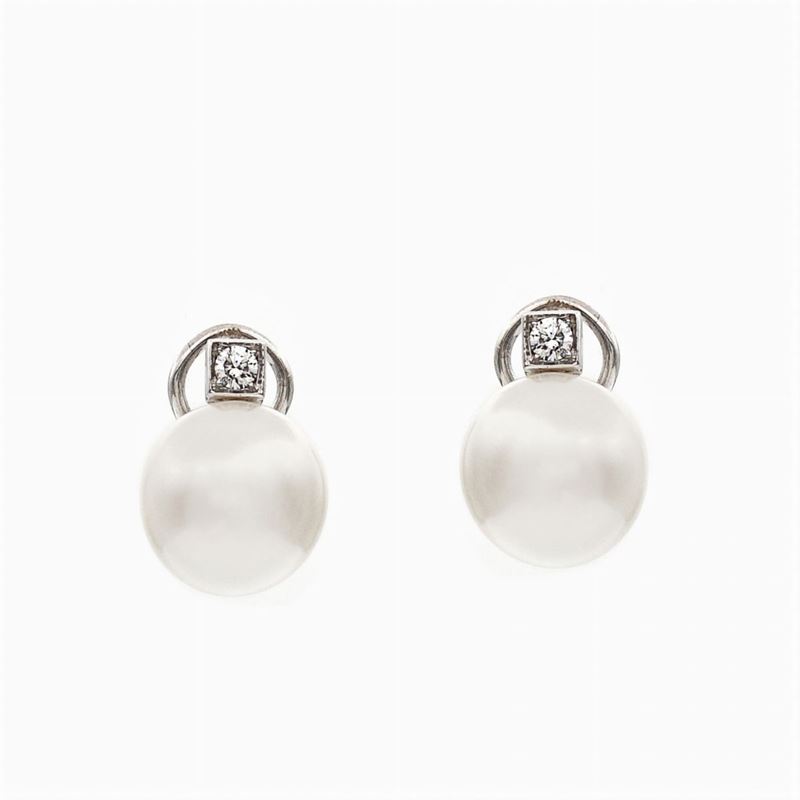 Orecchini a Lobo in Oro Bianco 18kt con Due Perle Australiane