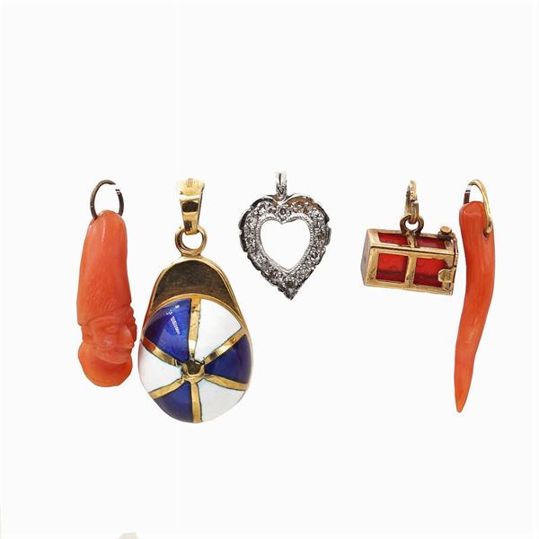 Cinque ciondoli fogge e misure diverse  - Asta GIOIELLI E OROLOGI  - Colasanti Casa d'Aste