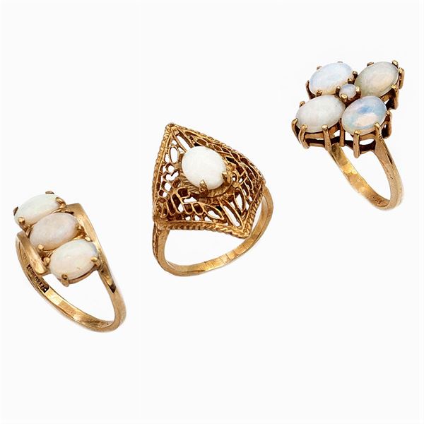 Tre anelli in oro giallo 14kt e opali arlecchino