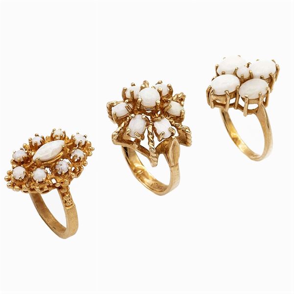 Tre anelli in oro giallo 14kt e opali arlecchino
