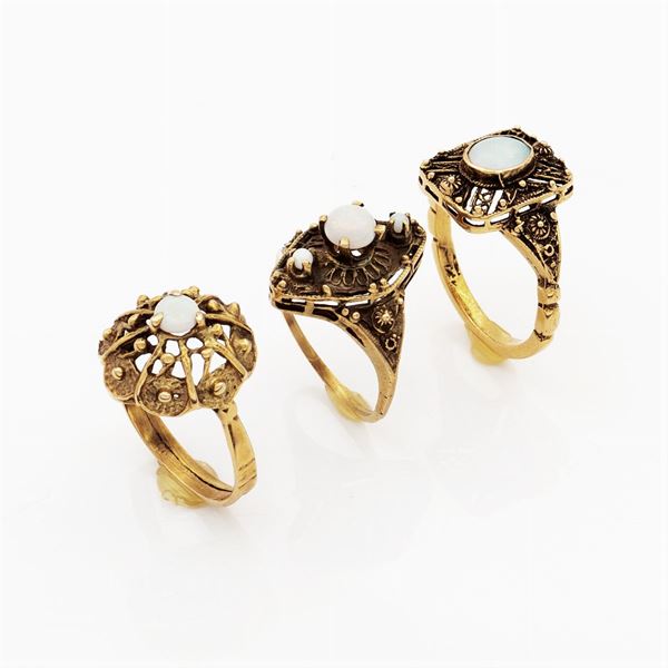 Tre anelli in oro giallo 14kt e opali arlecchino