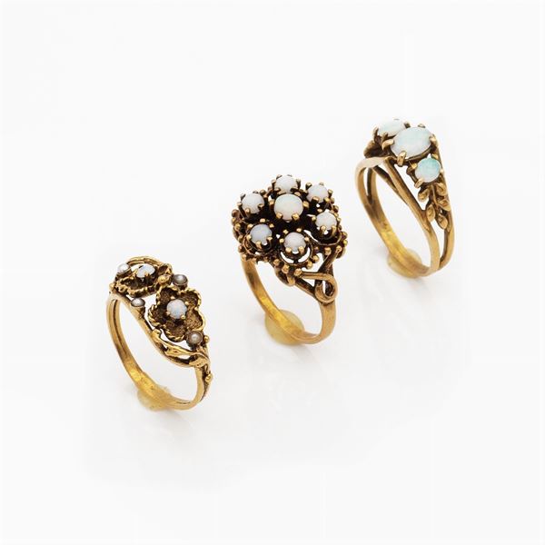 Tre anelli in oro giallo 14kt e opali arlecchino