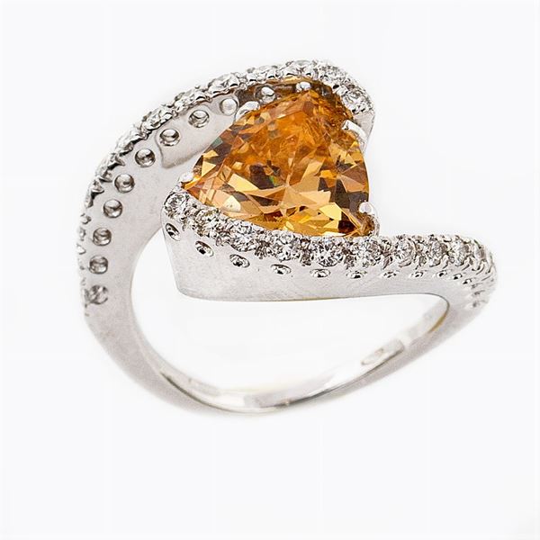Anello in oro bianco 18kt con un quarzo citrino