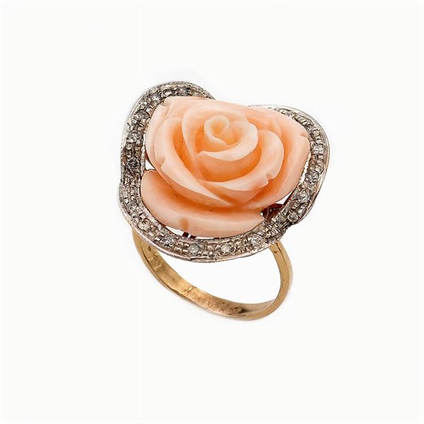 Anello in oro e argento con rosa in corallo