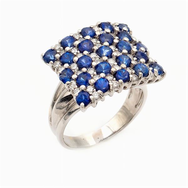 18kt white gold, sapphires and diamond ring