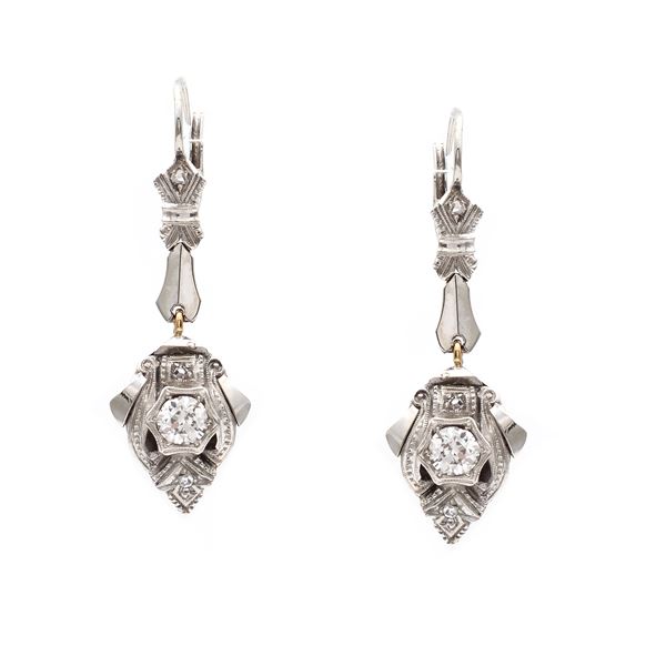 Orecchini pendenti in oro bianco 18kt e diamanti  (anni 40/50)  - Asta GIOIELLI E OROLOGI  - Colasanti Casa d'Aste