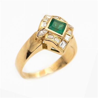 Anello in Oro Giallo 18kt con Smeraldo e Diamanti