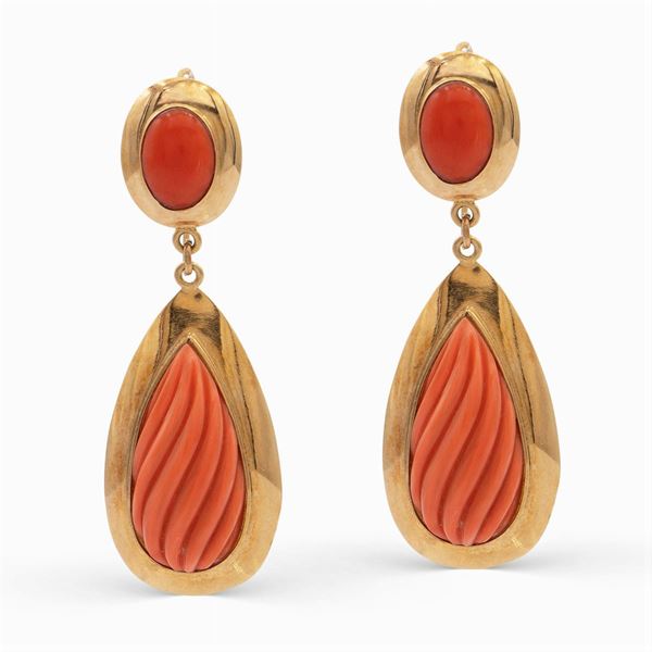 18kt yellow gold and coral pendant earrings