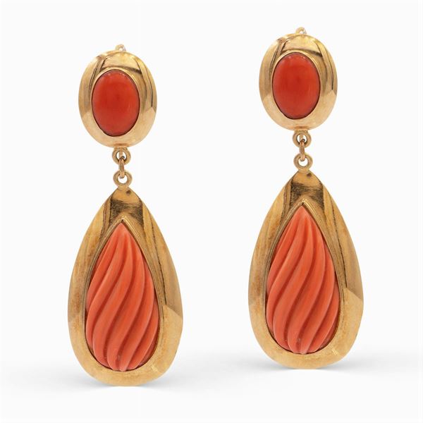 Orecchini pendenti in oro giallo 18kt e corallo