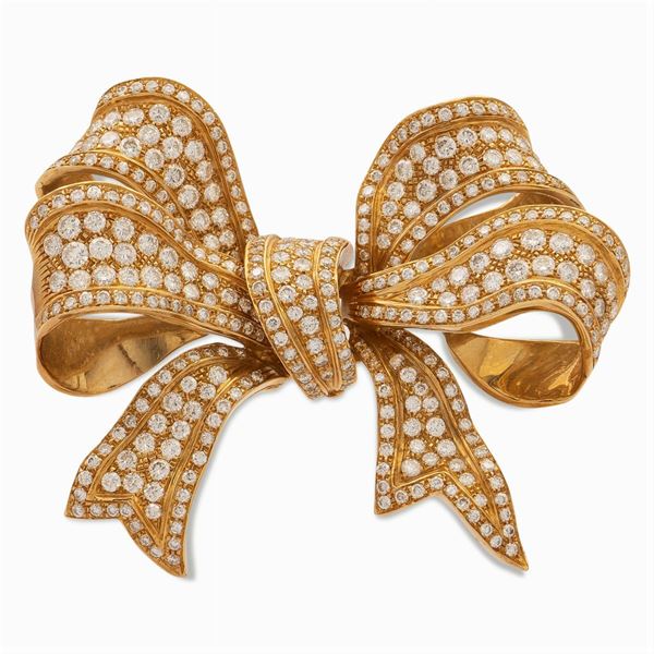Spilla fiocco in oro giallo 18kt e diamanti  - Asta GIOIELLI | OROLOGI | FASHION VINTAGE - Colasanti Casa d'Aste