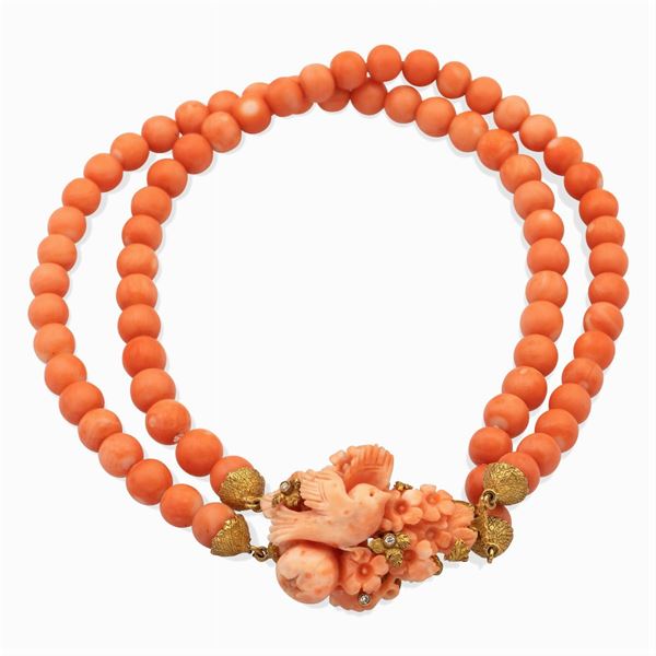 Collana a due fili di corallo rosa con pendente centrale