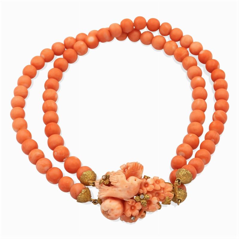 Collana a Due Fili di Corallo Rosa con Pendente Centrale