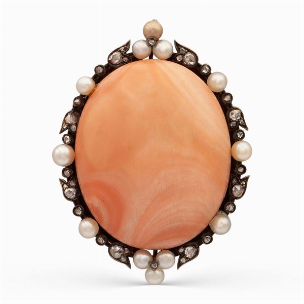 Antico pendente in corallo rosa taglio cabochon