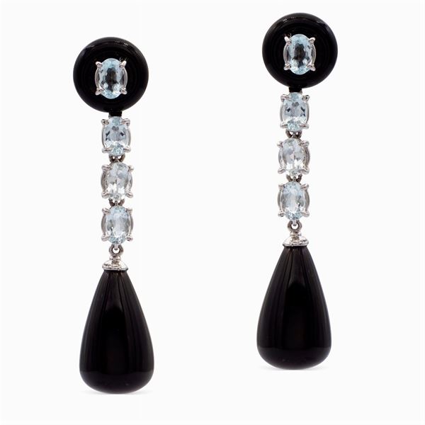 Orecchini pendenti in oro bianco 18kt con onice nero
