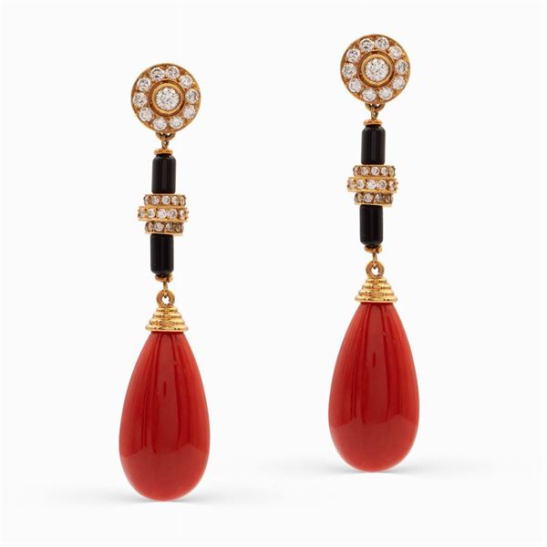 Orecchini pendenti in oro giallo 18kt corallo rosso e onice nero