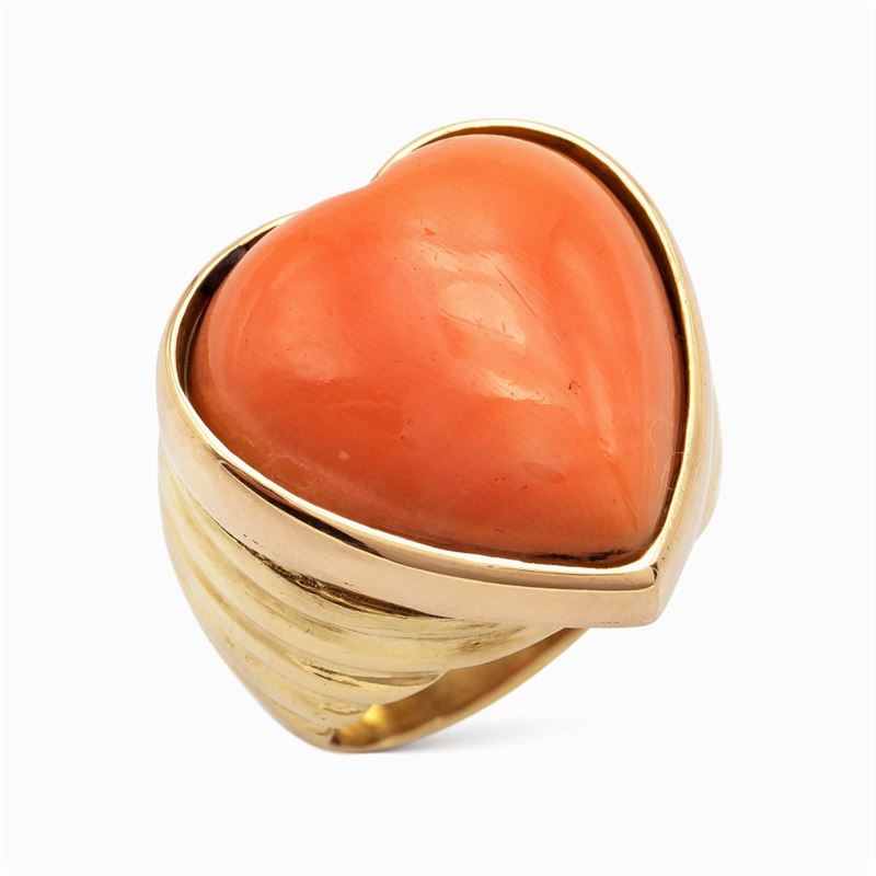 Anello a Cuore in Oro Giallo 18kt e Corallo Rosa
