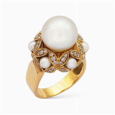 Anello in Oro Giallo 18kt con Perla Coltivata e Diamanti