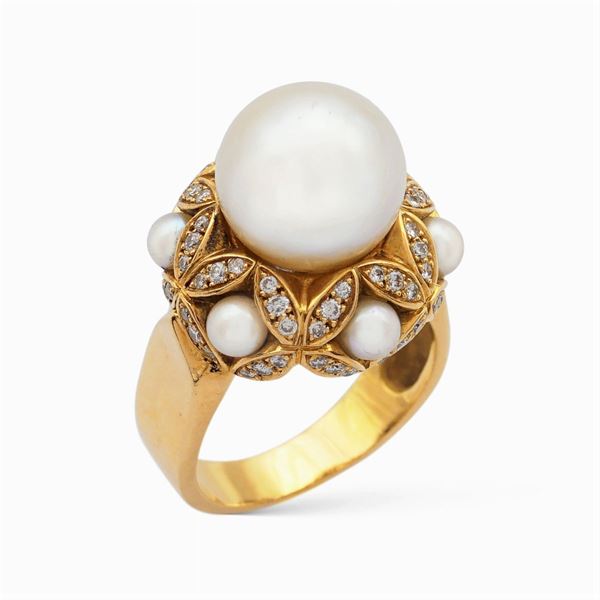 18kt yellow gold with cultured pearl and diamond ring  (French marks)  - Auction FINE JEWELS | WATCHES | FASHION VINTAGE - Colasanti Casa d'Aste