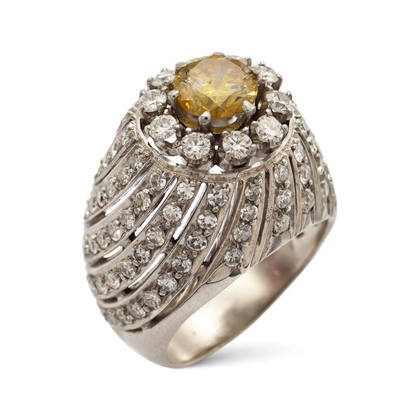 Anello a trombino con un diamante fancy yellow naturale  (anni 50/60)  - Asta GIOIELLI | OROLOGI | FASHION VINTAGE - Colasanti Casa d'Aste