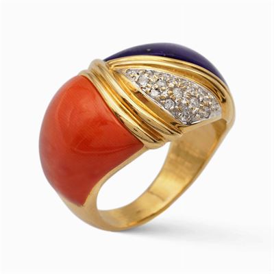 Anello in Oro Giallo 18kt con Corallo, Smalto Blu e Diamanti