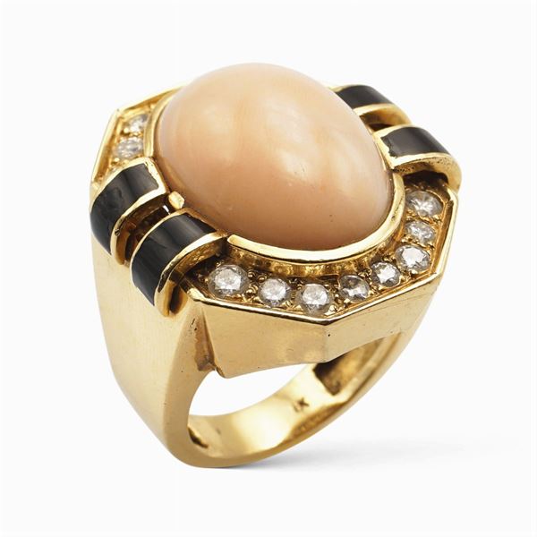 Anello in oro giallo 18kt corallo rosa, smalto nero e diamanti