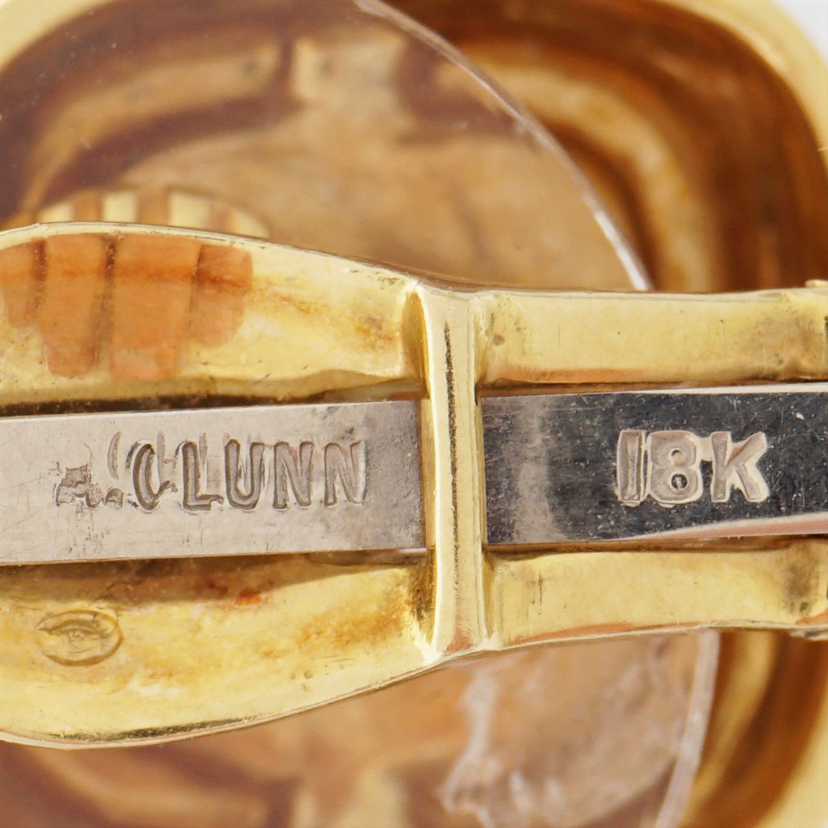A. Lunn, Orecchini a Lobo in Oro Giallo Martellato 18kt