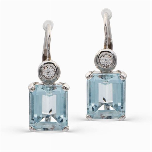 Orecchini a monachina in oro bianco 18kt e acquamarine